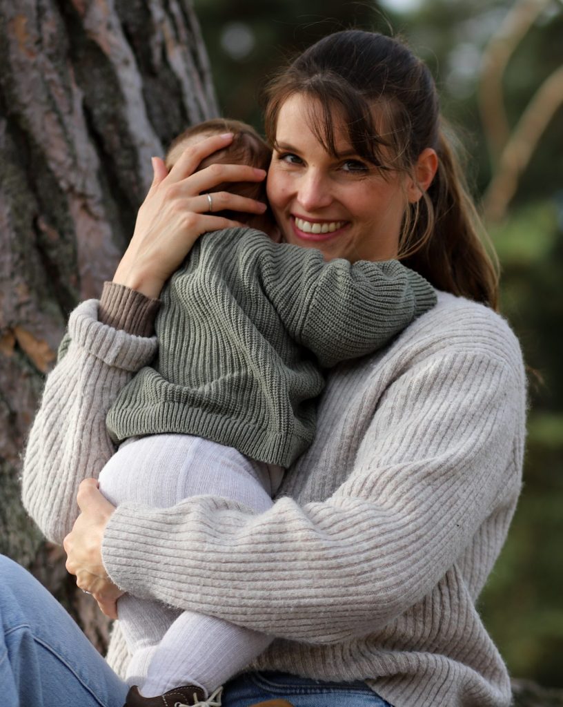Mama mit Baby auf dem Arm Bild Annika Braatz Schlafcoaching für Babys und Kleinkinder Glücklich Schlafen