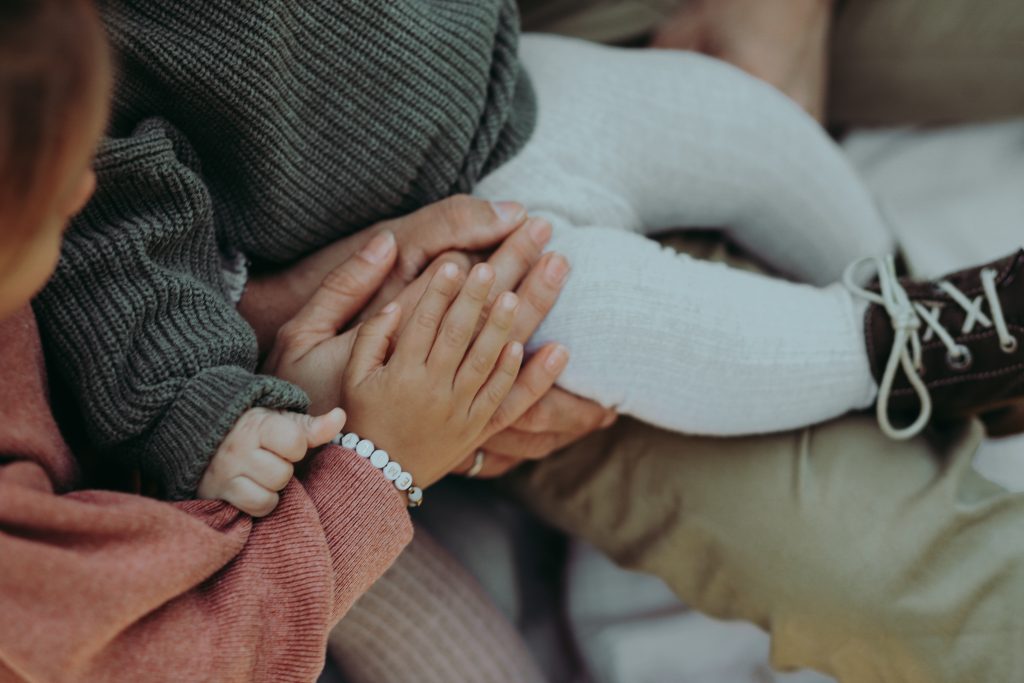 Leistungen Babyschlafcoaching Glücklich Schlafen Baby Mama Hände