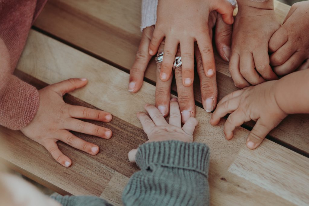 Leistungen Babyschlafcoaching Glücklich Schlafen Kinderhände