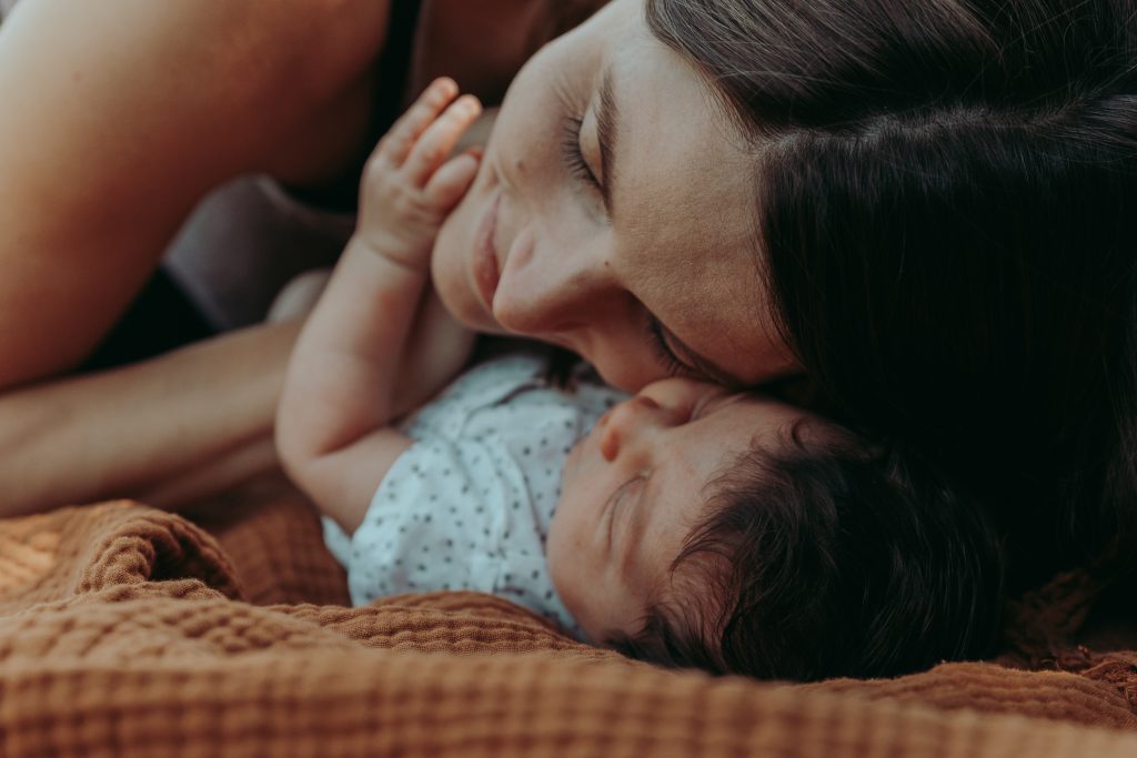 Schlafcoaching für Babys und Kleinkinder Glücklich Schlafen Mama und Baby kuscheln