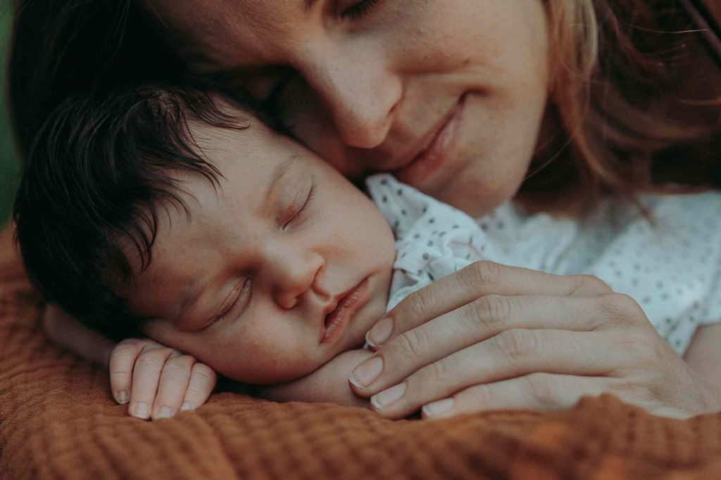 Mama mit Kind im Arm kuschelnd Glücklich Schlafen Annika Braatz Schlafcoaching